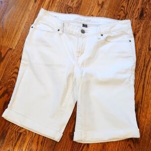 Eddie Bauer sz 6 slightly curvy jean shorts, cuffed
